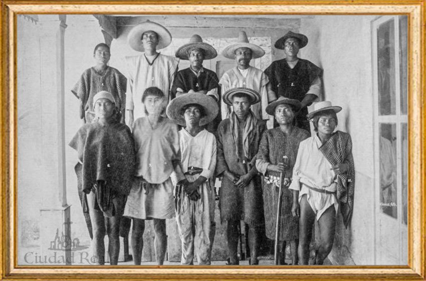 Hombres indígenas de diversas comunidades de los Altos de Chiapas